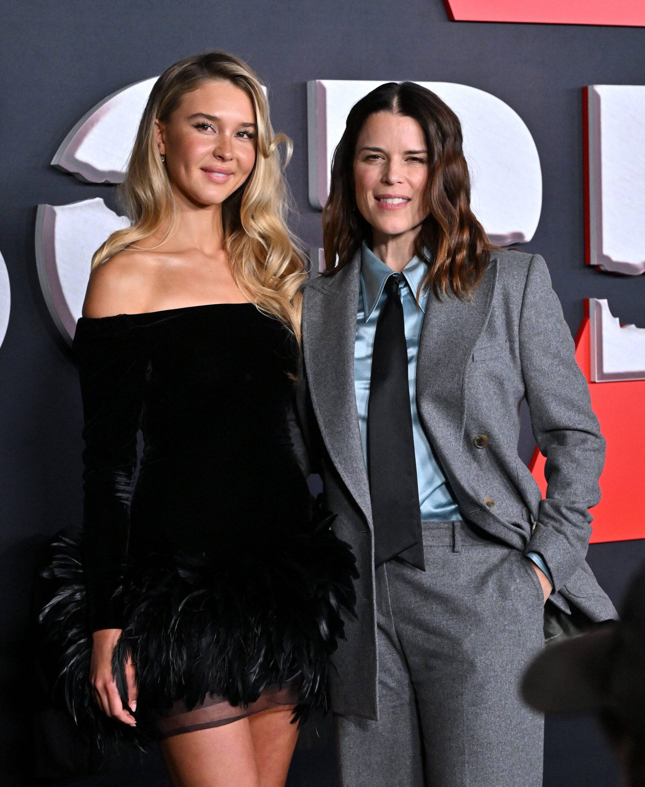 Isabel May e Neve Campbell.