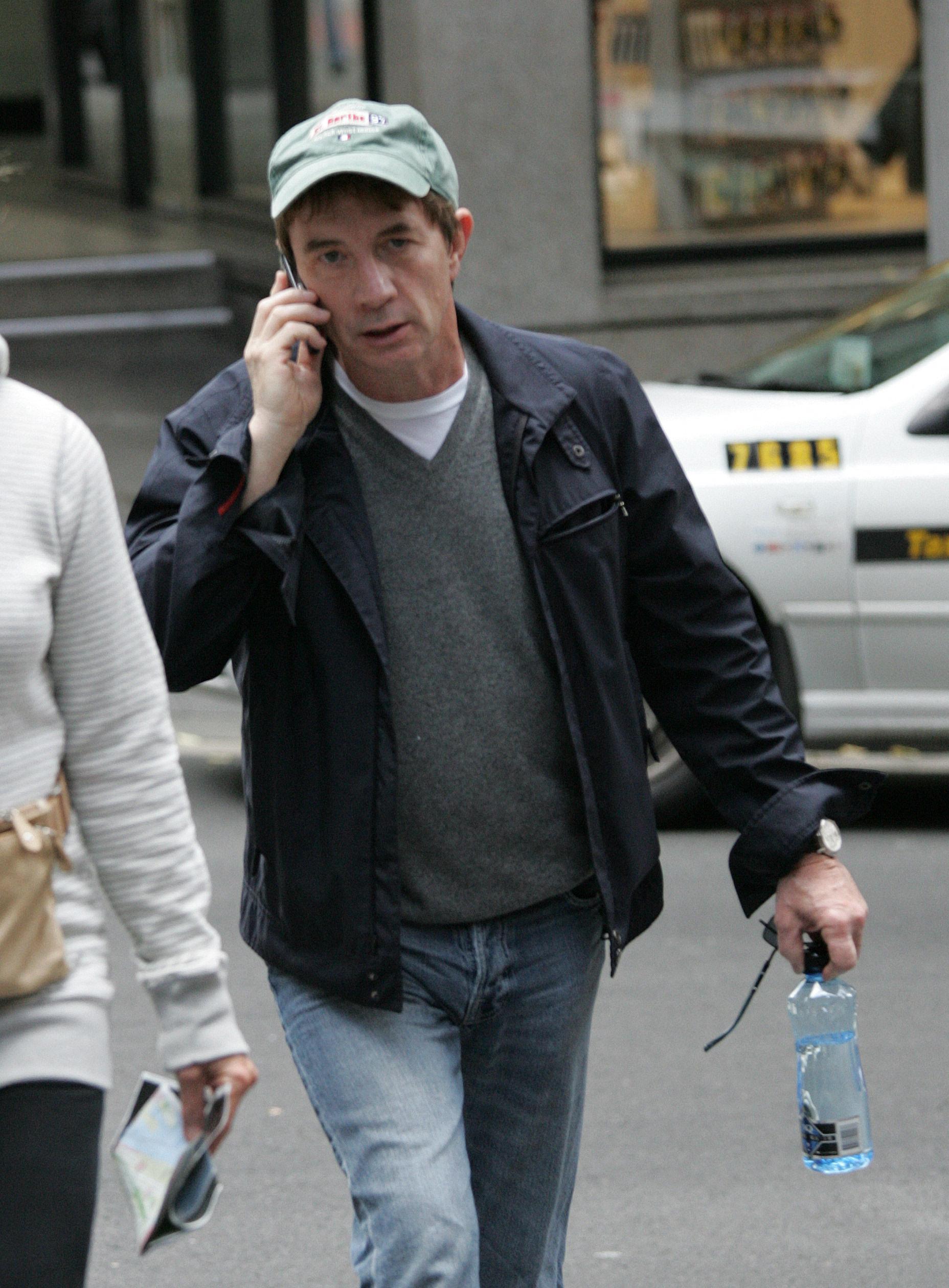 Martin Short caminhando com sua esposa pela George Street em Sydney, Austrália