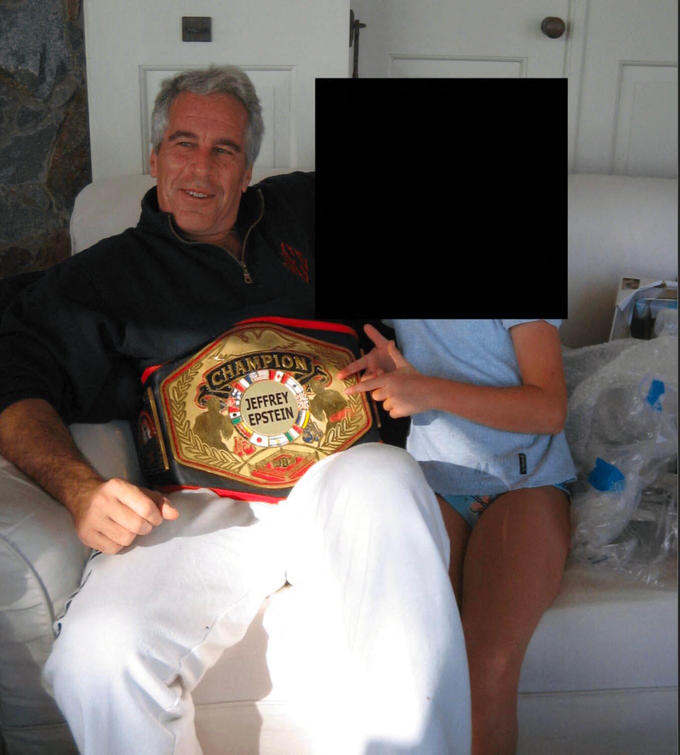 Jeffrey Epstein posando com um cinto de 