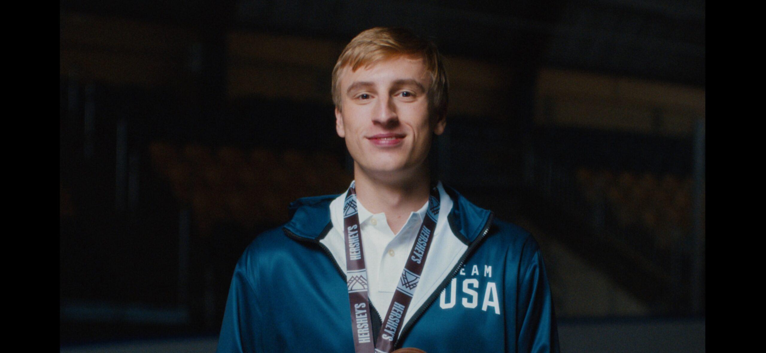 Jordan Stolz holding his gold medal