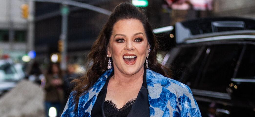 Melissa McCarthy exibe sua perda de peso em um vestido decotado