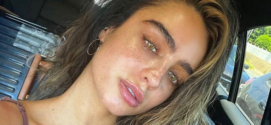 Sommer Ray solta um botão ‘Naughty’ em um macacão vermelho justo
