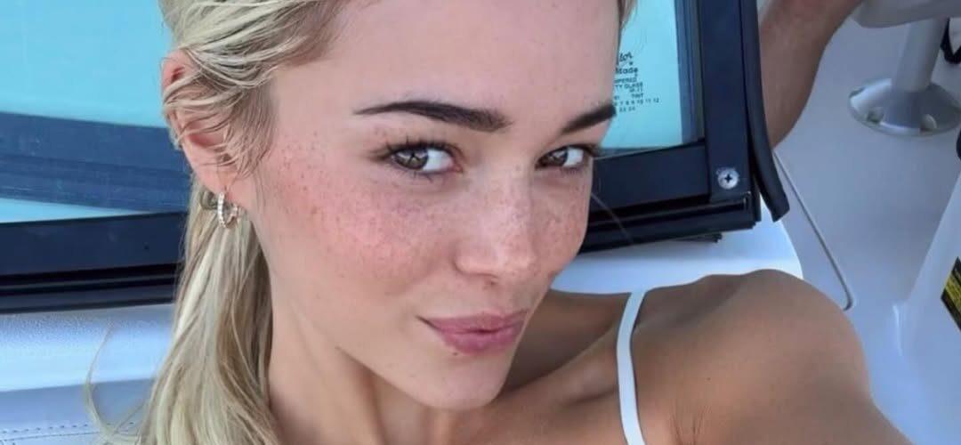 Livvy Dunne em biquíni roxo mostra ‘Naughty Little Smile’