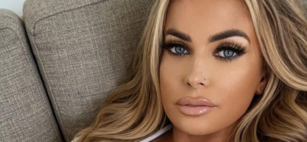 Carmen Electra prova que é “de outro planeta” em um vestido metálico justo