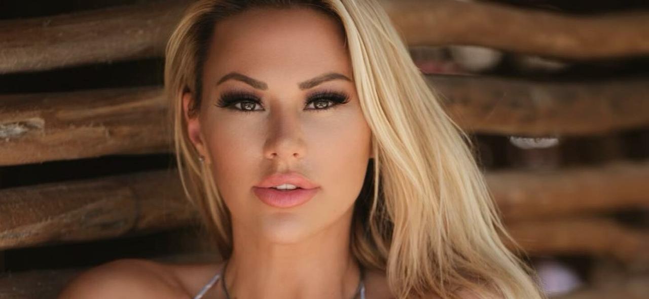 Army Veteran Kindly Myers In Seashell Bikini Teases A CloseUp View