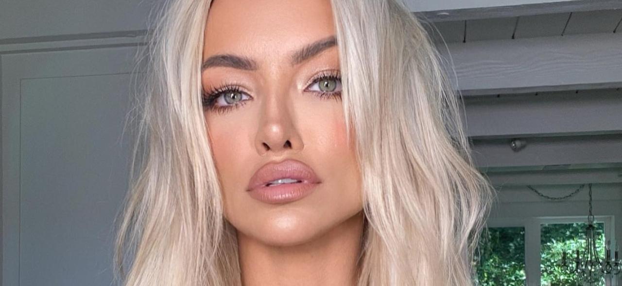 Lindsey Pelas Oiled-Up In Swimsuit Offers A 'Good Morning'