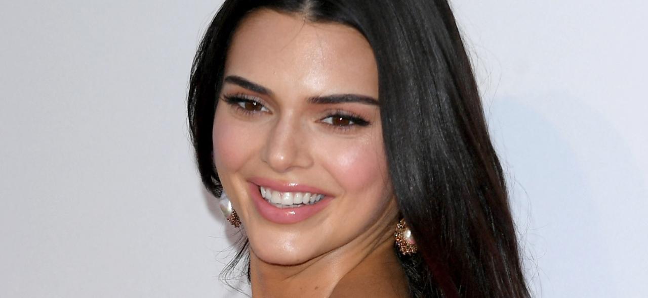 Kendall Jenner In Tight Bikini Enjoys Holiday Hot Dogs Outdoors