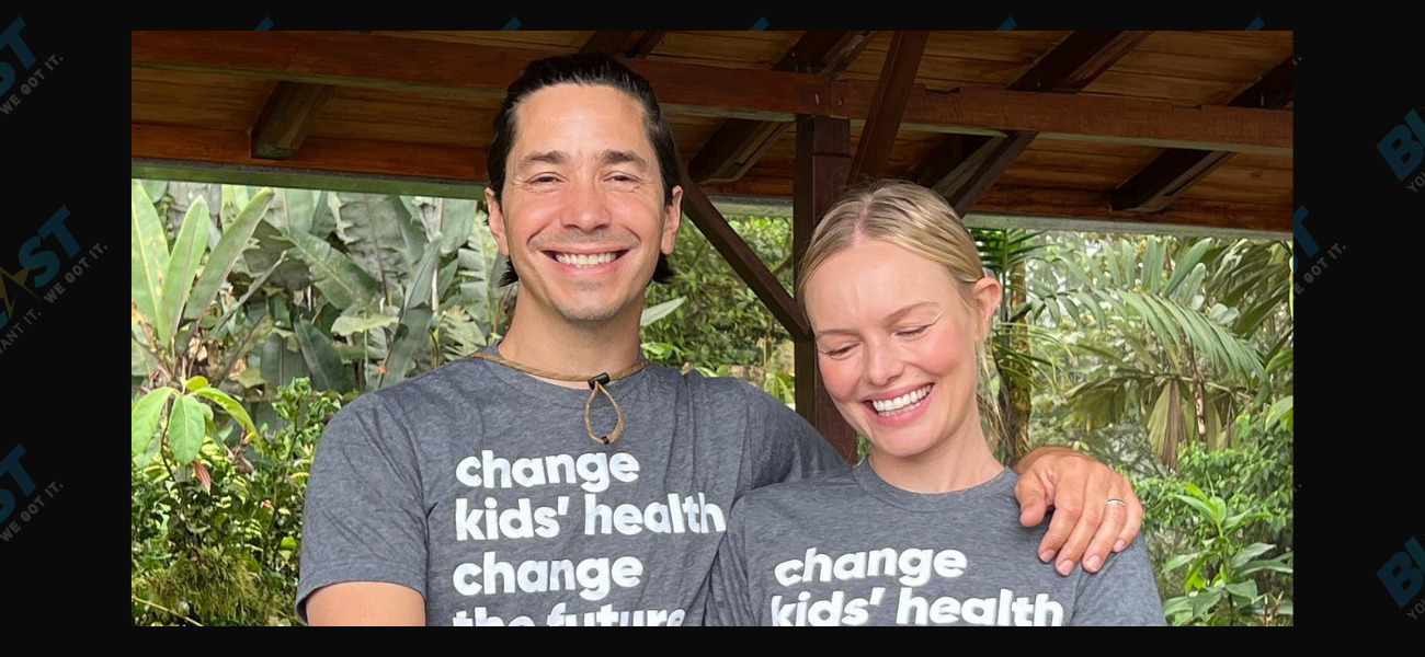 Justin Long and Kate Bosworth Share A Kiss In The Galapagos(01)