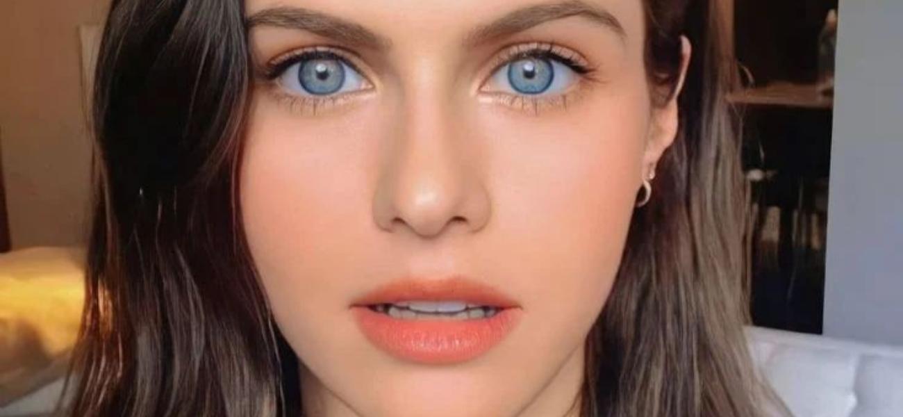 Alexandra Daddario de biquíni se parabenizou por seu ‘Thigh Gap’