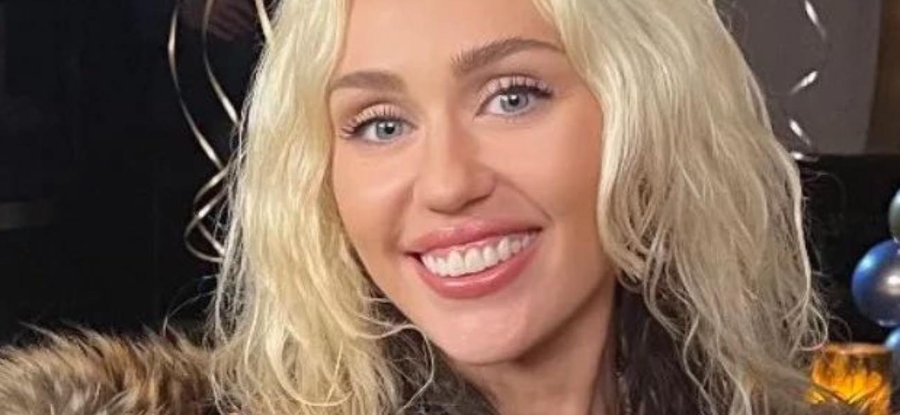 Miley Cyrus blonde smile 1300
