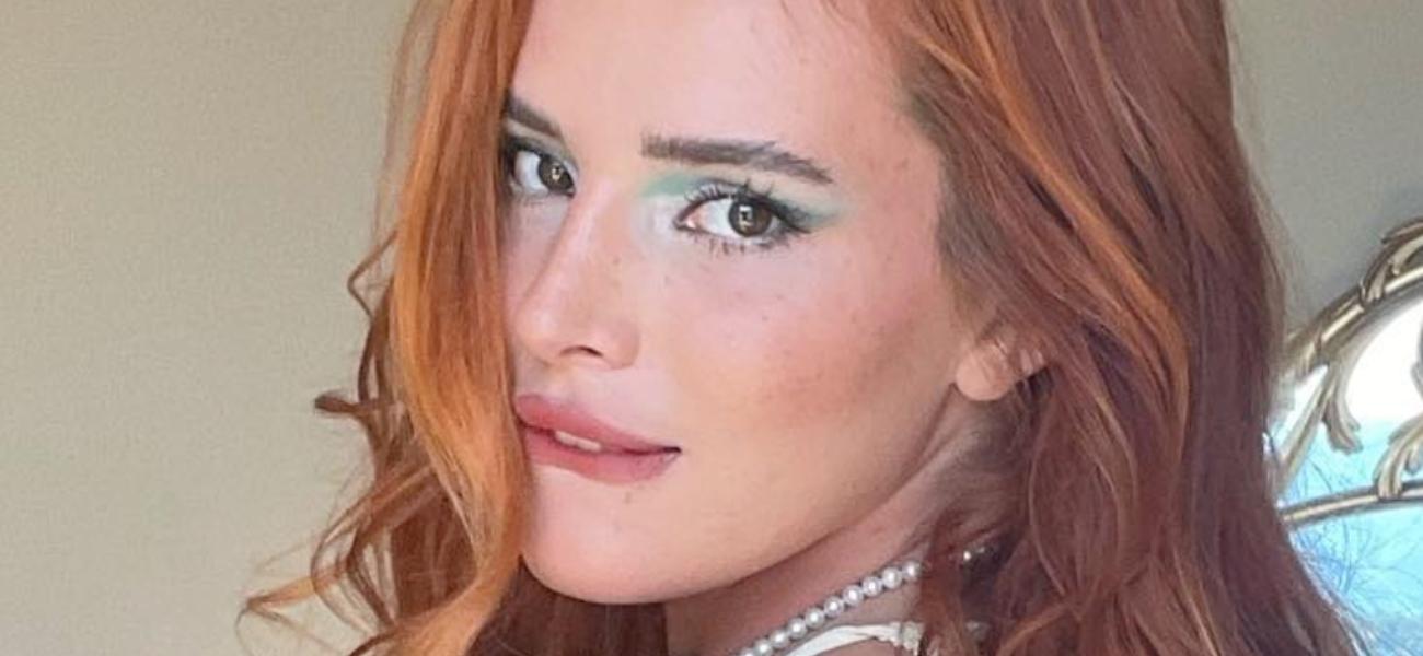 Bella Thorne dalam balutan bikini thong menunjukkan “Sedikit kerja, sedikit permainan”