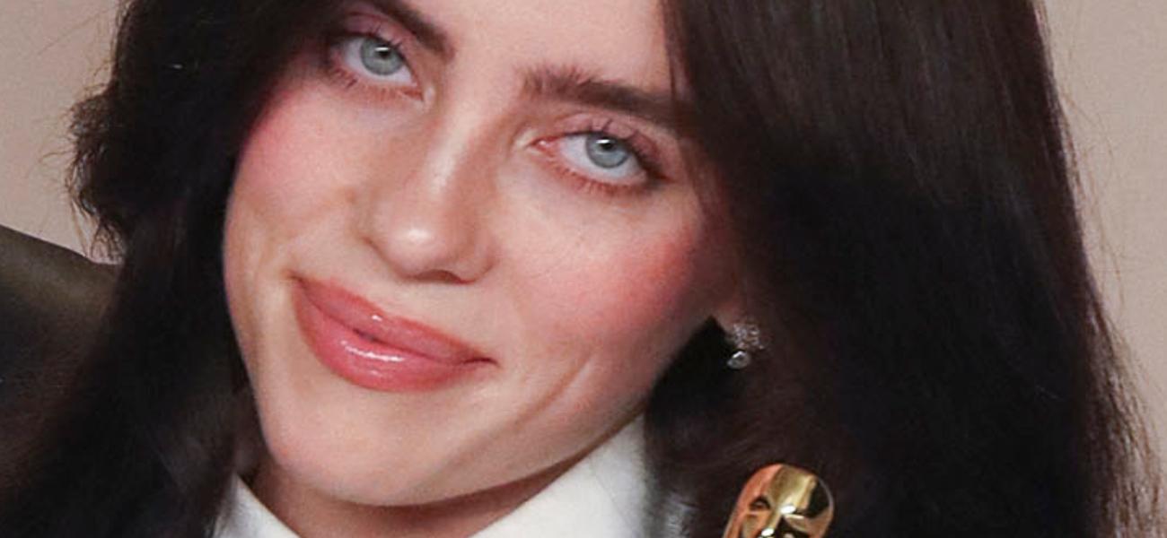 Billie Eilish muestra sus ‘bollos de canela’ con una camisa transparente