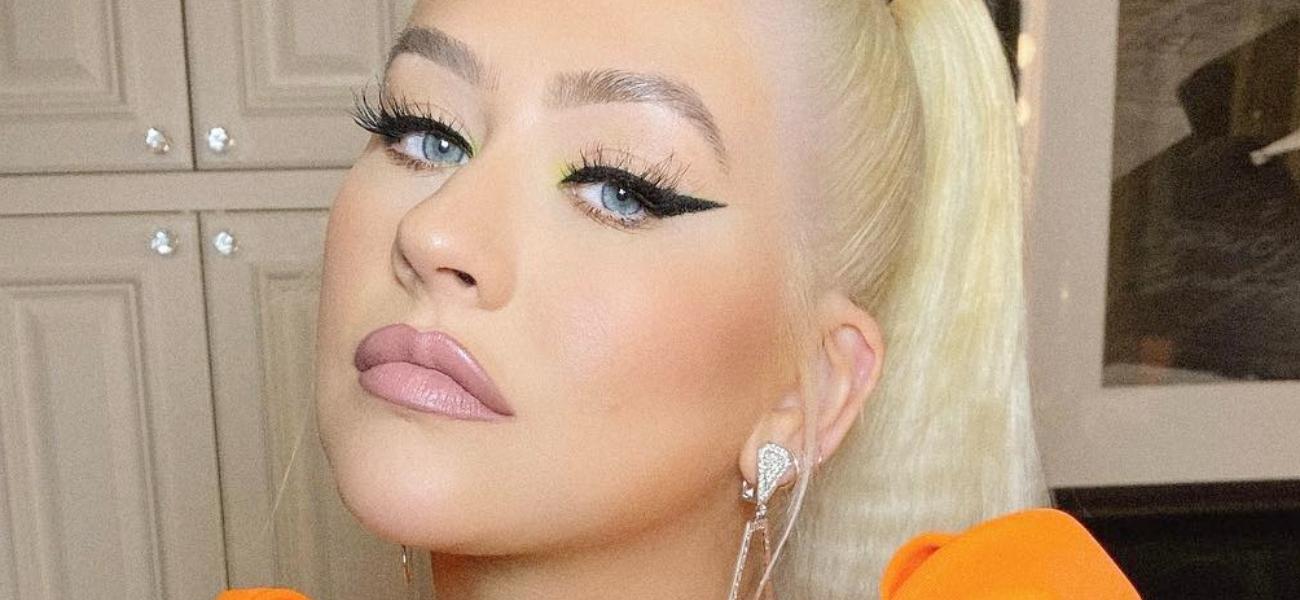 Christina Aguilera “tidak sengaja” memperlihatkan dadanya dalam balutan gaun tanpa bra