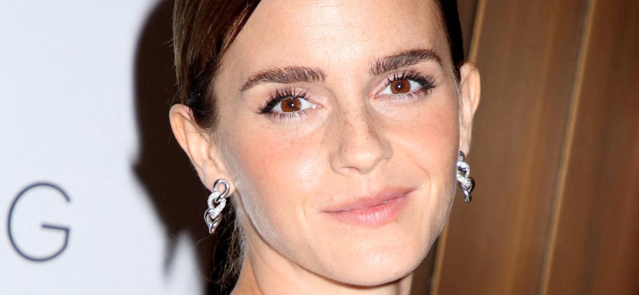 Emma Watson de biquíni destaca a proporção louca entre quadril e cintura