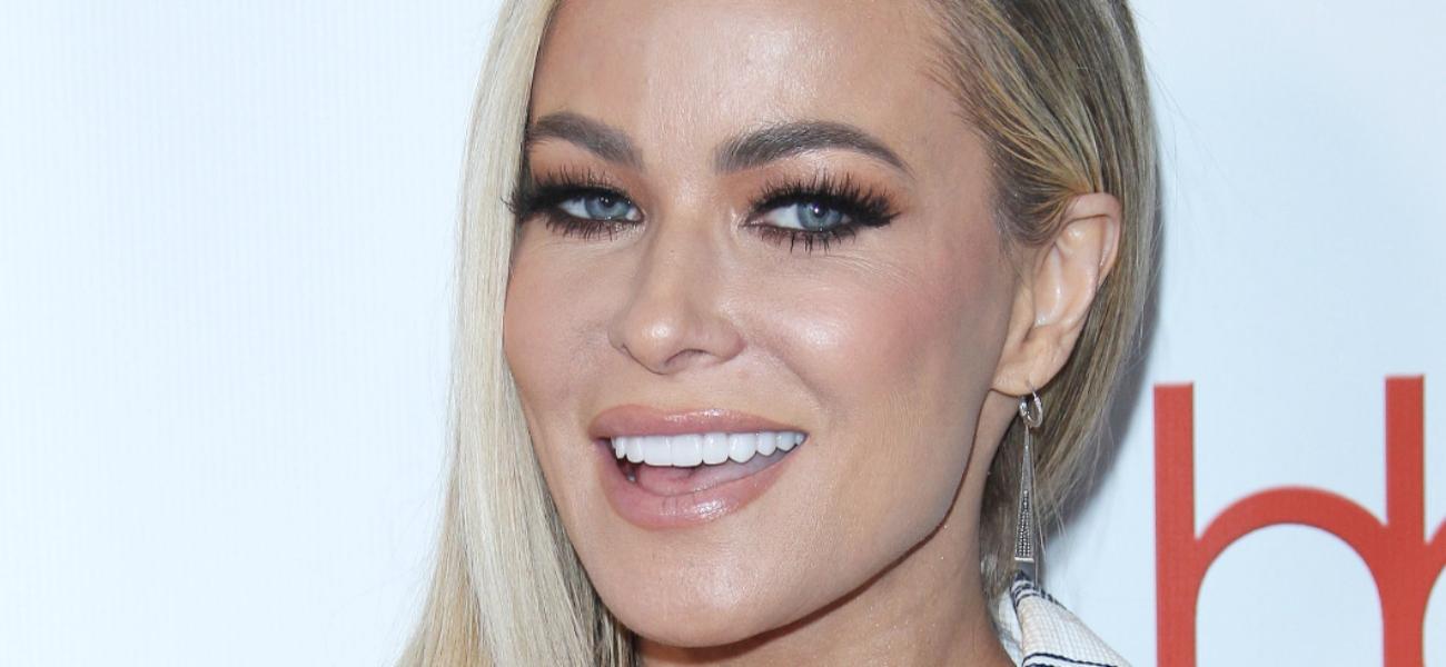 Carmen Electra em um biquíni fofo de Natal é a duende mais safada do Papai Noel