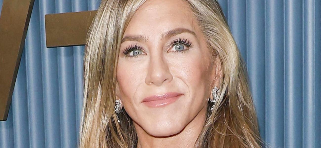 Jennifer Aniston tampil memukau dengan gaun mutiara tipis di Emmy 2024