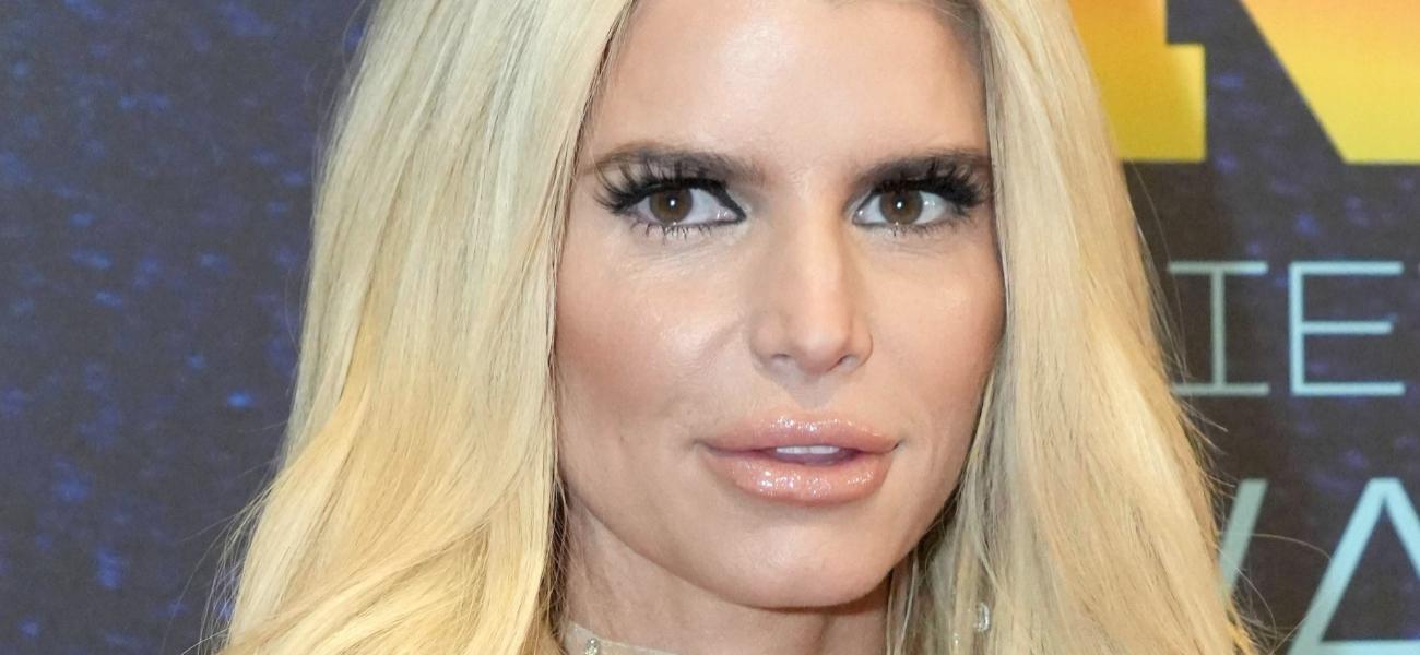 Jessica Simpson dengan bikini patriotik merayakan Amerika Serikat dengan celana terbuka