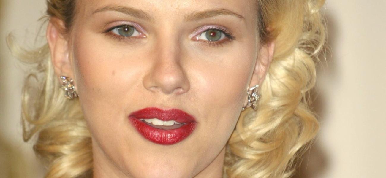 Scarlett Johansson terlihat “tidak nyaman” dengan jumpsuit tanpa bra dan sepatu hak tinggi