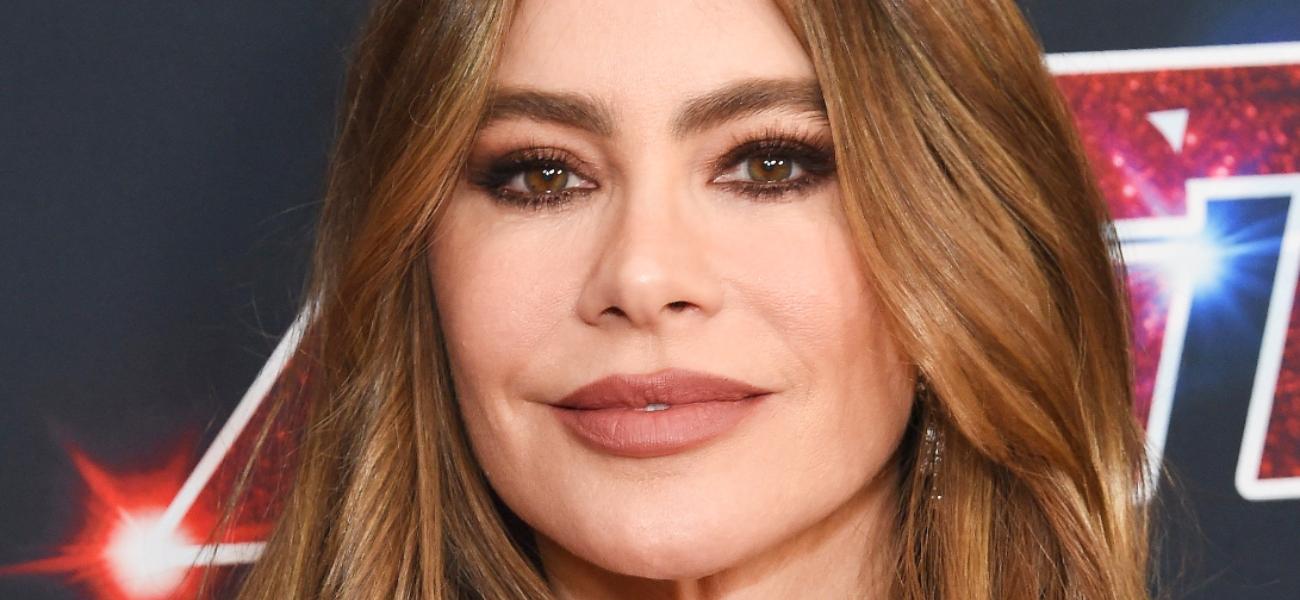 Sofia Vergara dalam pakaian renang ketat berwarna hijau adalah “10 sempurna”