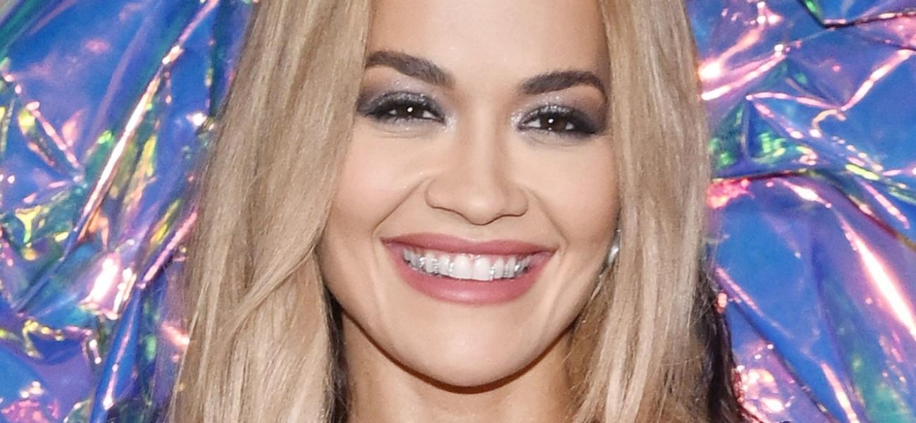 Rita Ora yang bermain piano hanya dengan sepatu sneakers membuat bingung penggemarnya