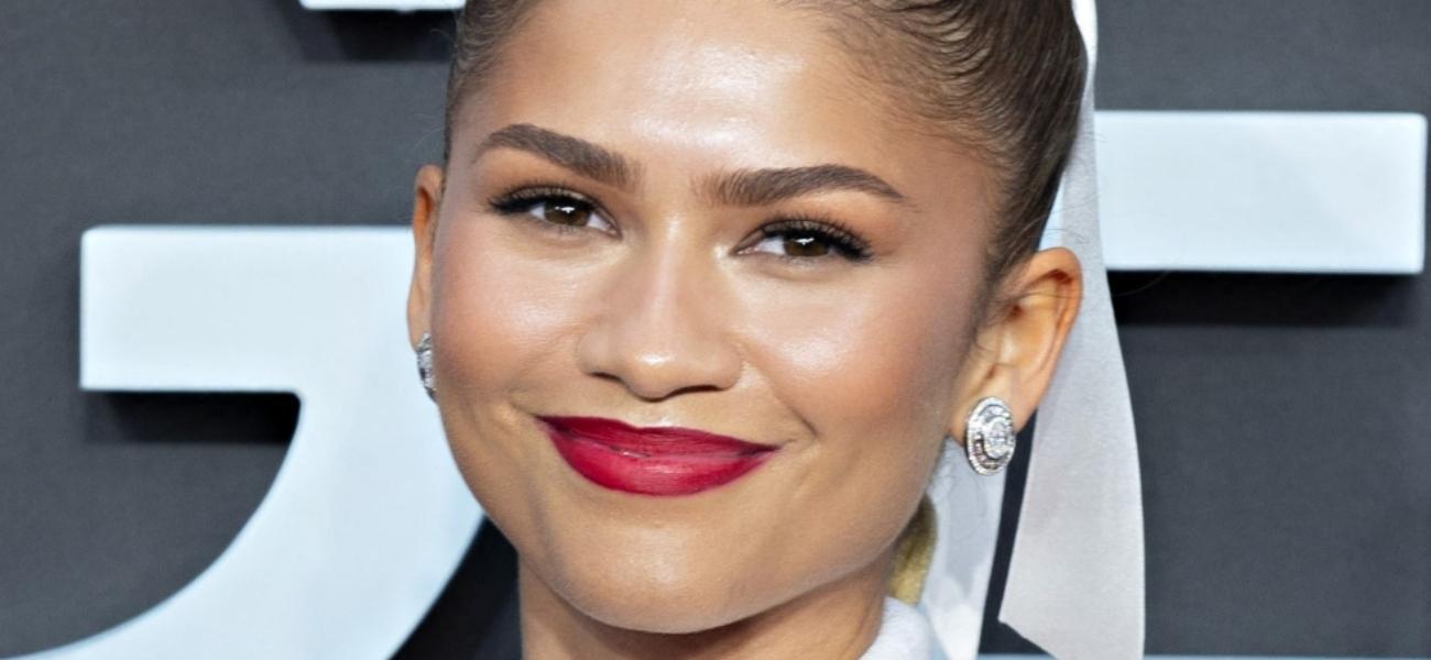 Zendaya dengan atasan tembus pandang tanpa bra mendengar “pria tertawa di latar belakang”