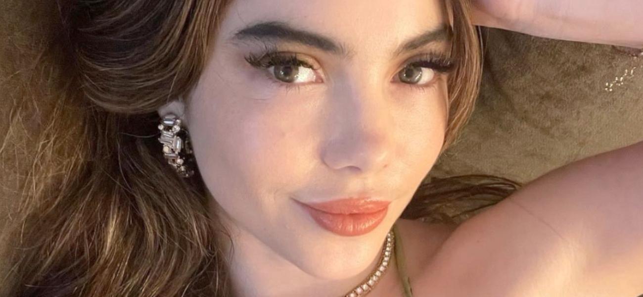 Pesenam McKayla Maroney tampil memukau saat “Bikini Time” di pantai pada malam hari