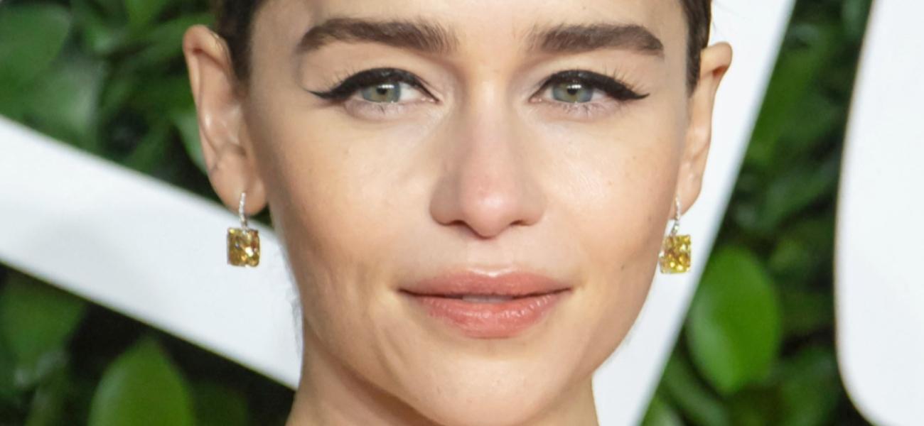 Emilia Clarke ‘tampak seperti remaja’ dalam balutan bikini minim di pantai.