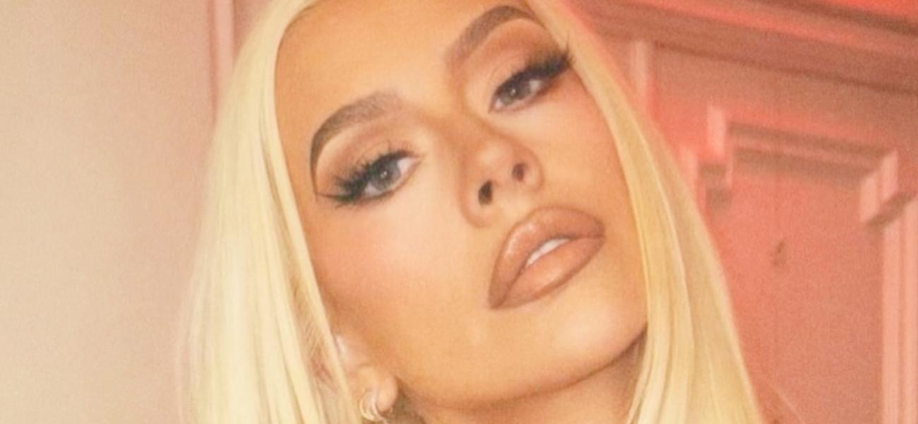 Christina Aguilera memamerkan sosok ‘Ozempic’ dalam balutan gaun Halloween tanpa bra.