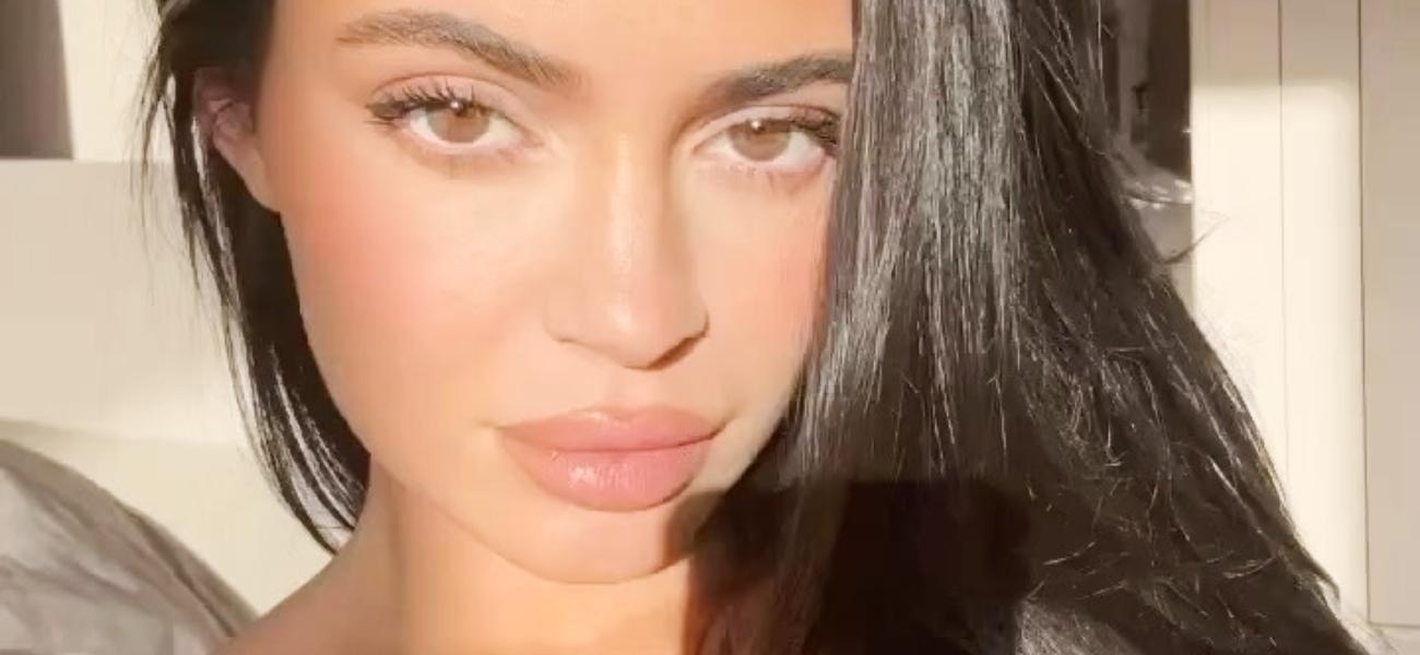 Kylie Jenner hampir melepaskan celana dalamnya berwarna merah jambu