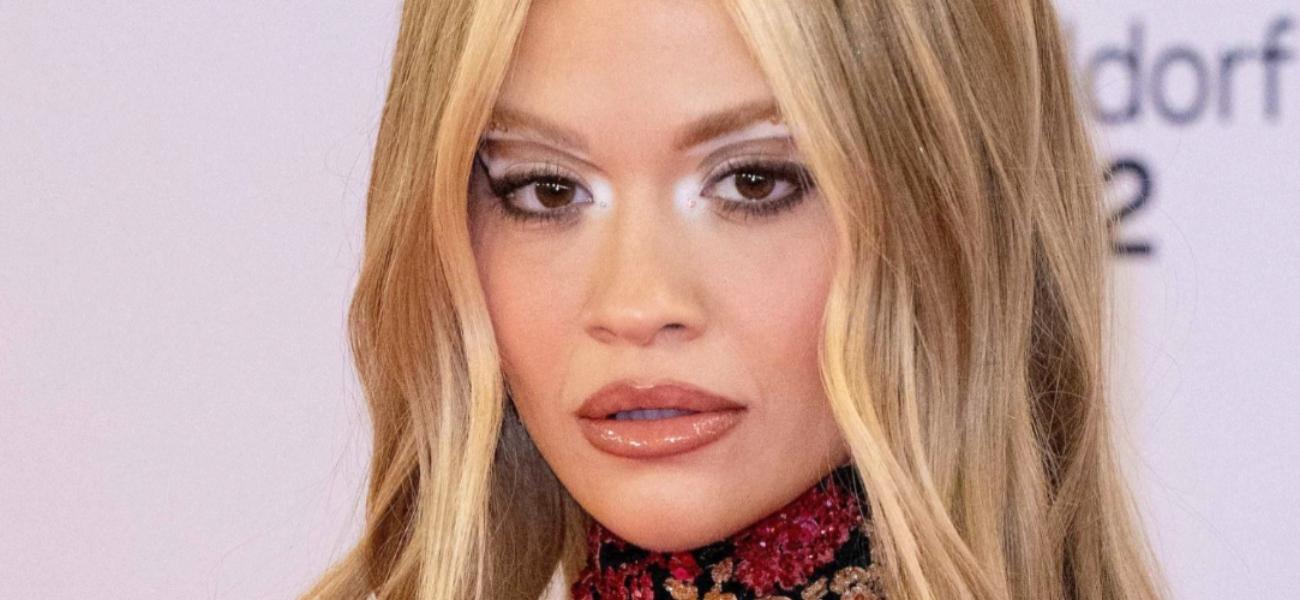 Rita Ora hanya mengenakan rok mini untuk menggulir ponselnya di tempat tidur