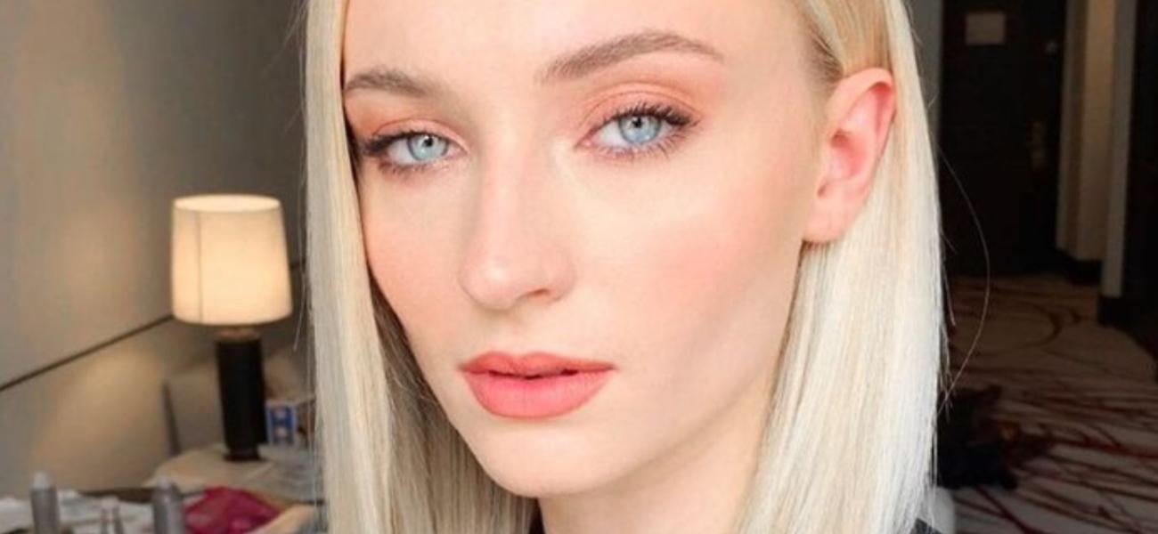 Sophie Turner tampil memukau dengan bikini ketat Miami dan koktail di tepi kolam renang