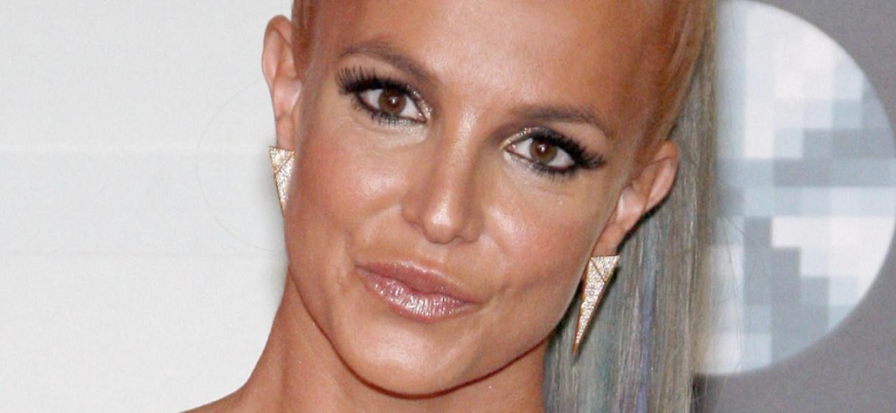 Britney Spears de biquíni minúsculo admite que ‘precisa perder peso’