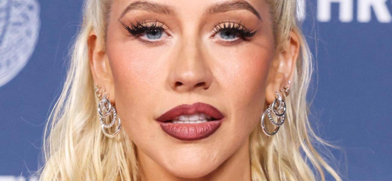 Christina Aguilera anda pelo hotel de topless e vista no espelho