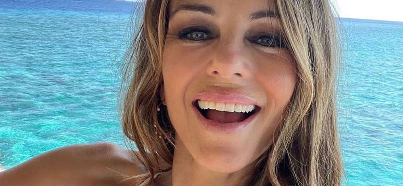 Elizabeth Hurley saindo de biquíni vermelho fez os fãs se aglomerarem em sua direção