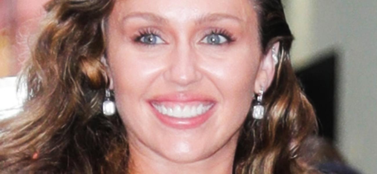 Miley Cyrus se duchó al aire libre usando solo tacones altos Miley Cyrus se duchó al aire libre usando solo tacones altos