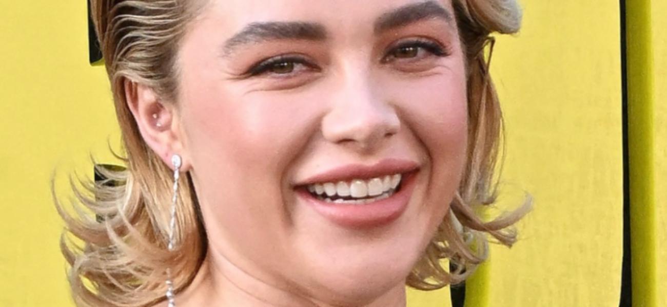 Florence Pugh sorrindo em biquíni ‘Hotter Than The Texas Sun’
