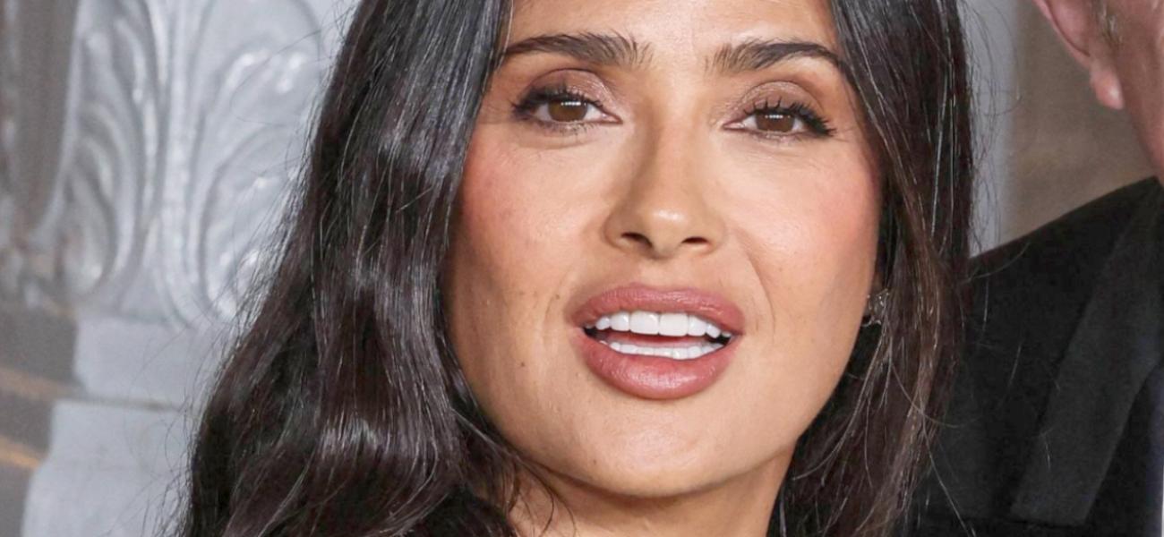 Salma Hayek batendo palmas em um vestido sem sutiã usado como uma ‘ajuda’ calmante