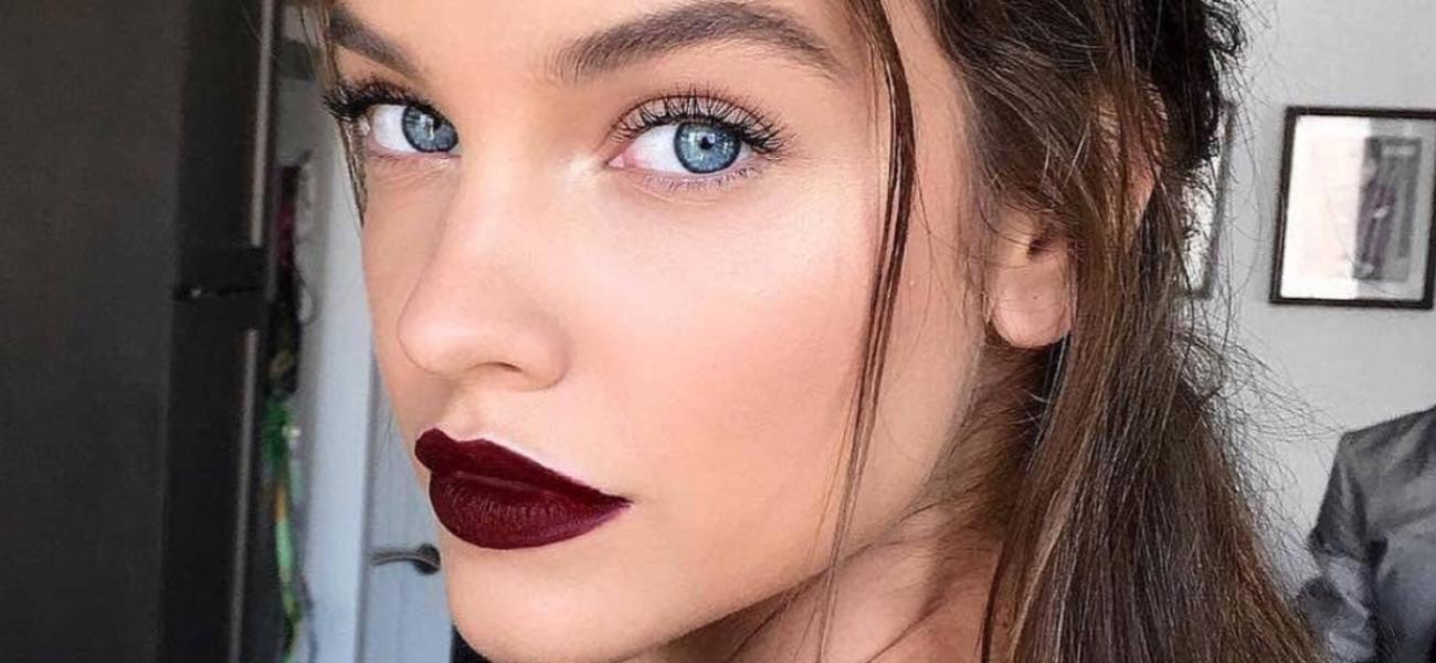 Barbara Palvin de cueca é aconselhada a comprar ‘um vestido’