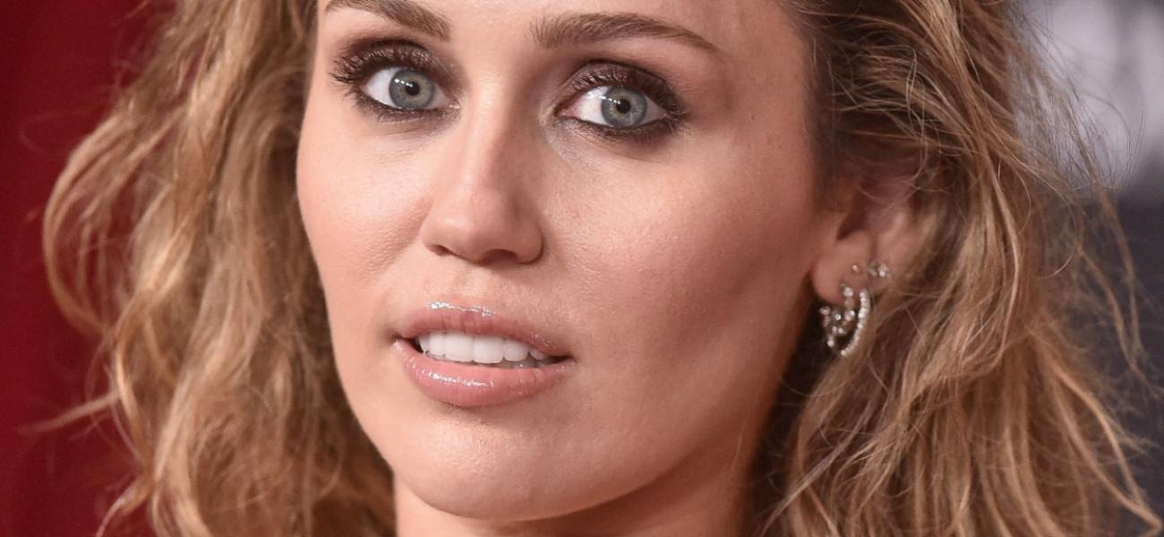 Miley Cyrus em um vestido sem sutiã advertida para abandonar “Ozempic” após perder peso