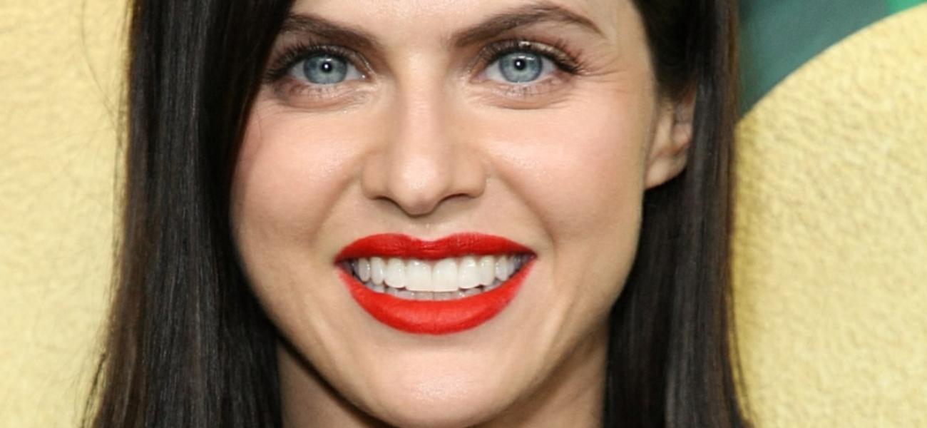 Exposição dos seios de Alexandra Daddario em um vestido sem sutiã ‘Brave’