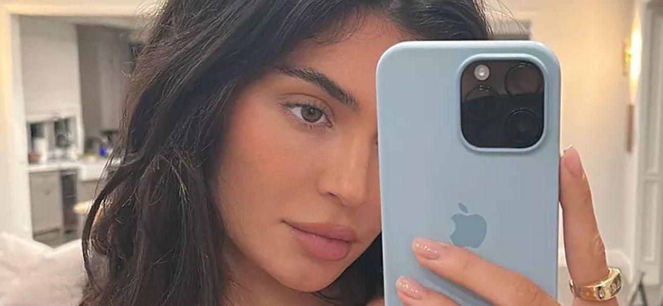 Kylie Jenner aumenta a temperatura com um biquíni rosa choque à beira da piscina