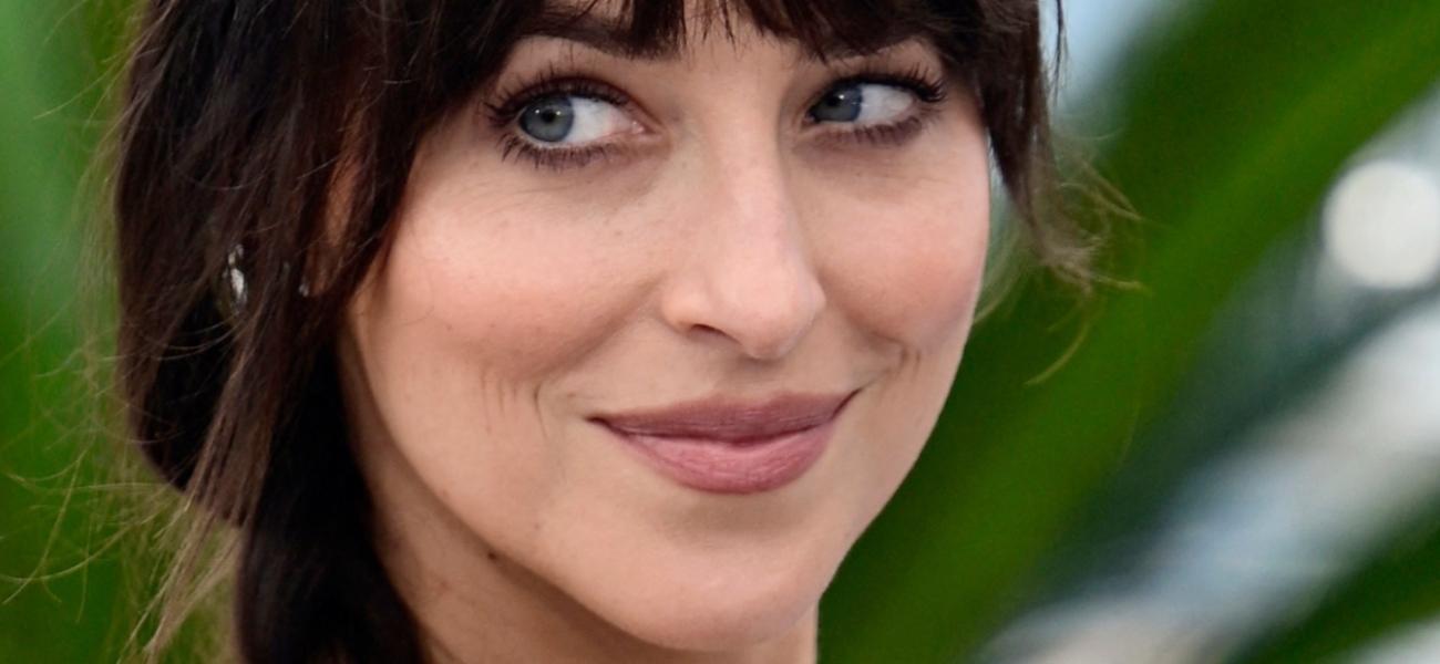 Dakota Johnson, beijada pelo sol, de biquíni, mostra ‘tudo bem’.