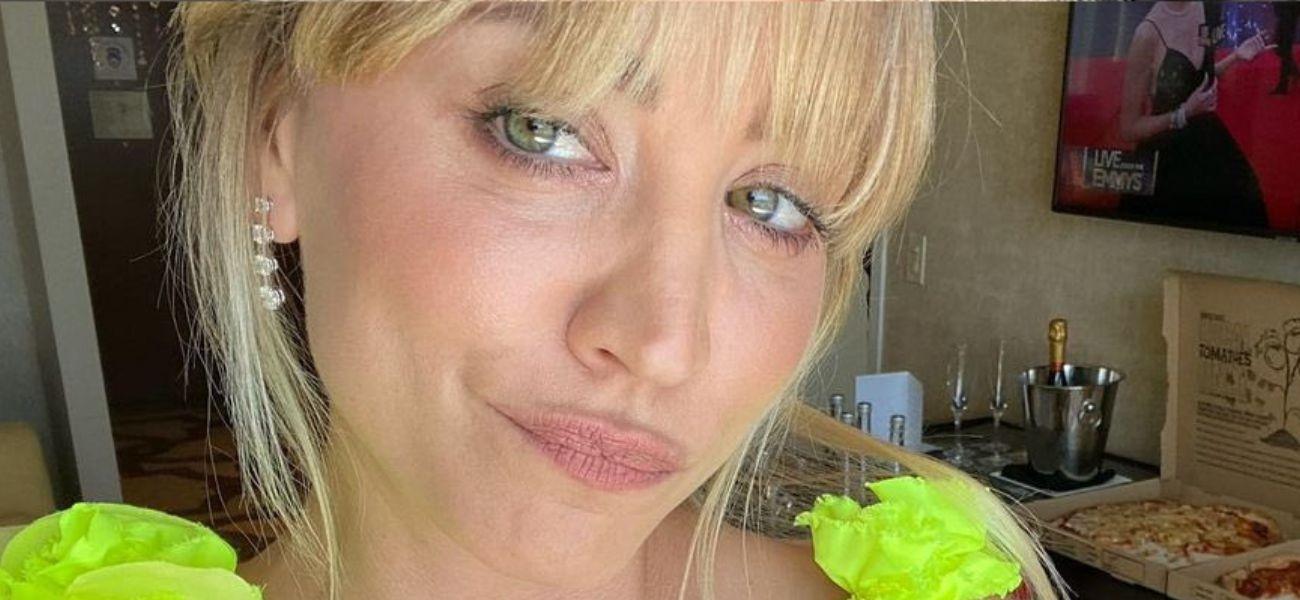 Kaley Cuoco exibindo seu corpo em um biquíni azul disse que parecia “AI”
