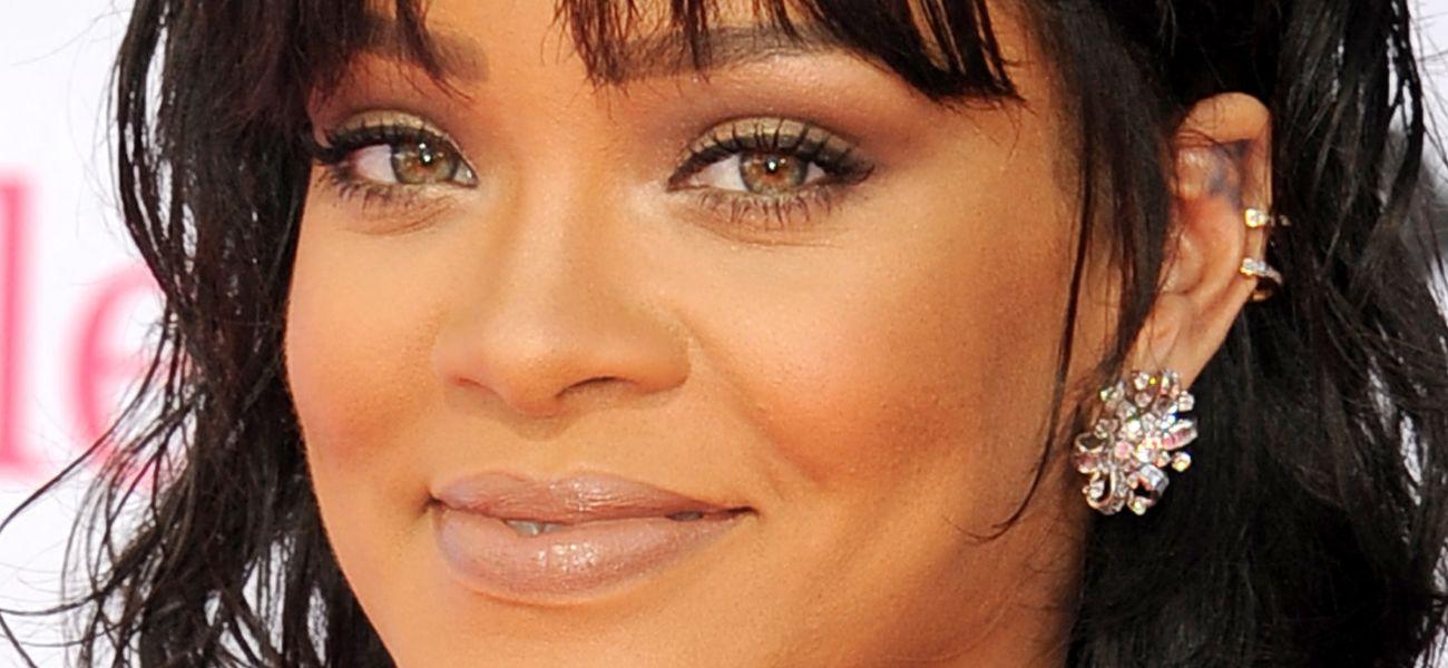 Rihanna aumenta o calor com roupas íntimas encharcadas de água
