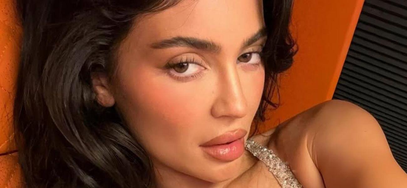 Kylie Jenner abraça a energia ‘Suns Out, Buns Out’ em um biquíni atrevido