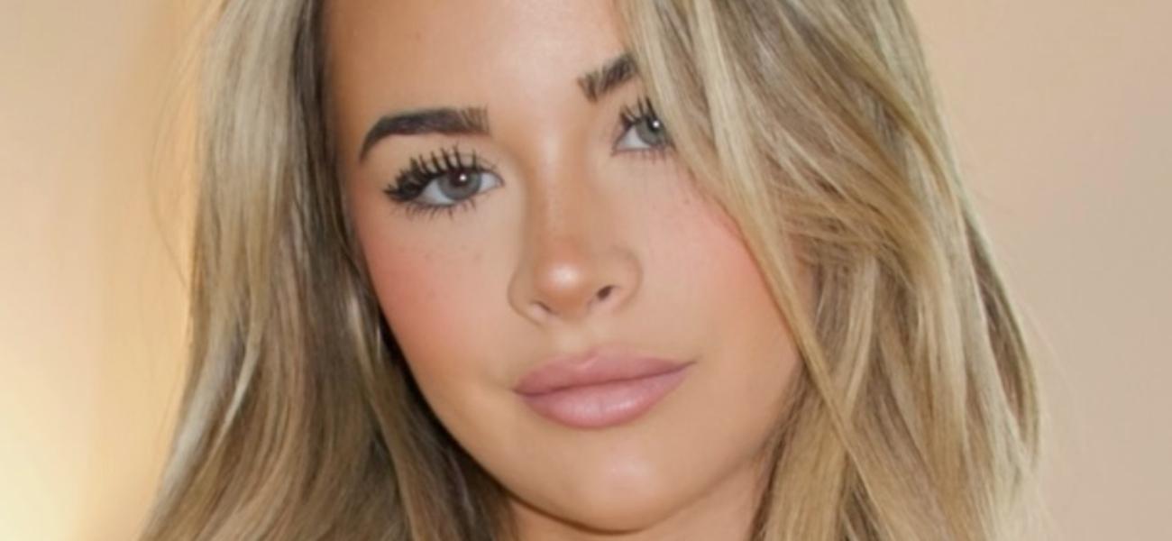 Emily Elizabeth exibe suas “maçãs lindas” em biquíni no quarto