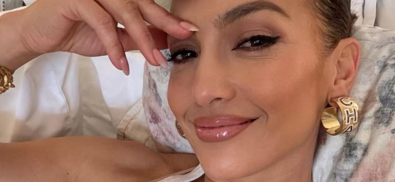 Jennifer Lopez exibe curvas icônicas em um visual chique e revelador