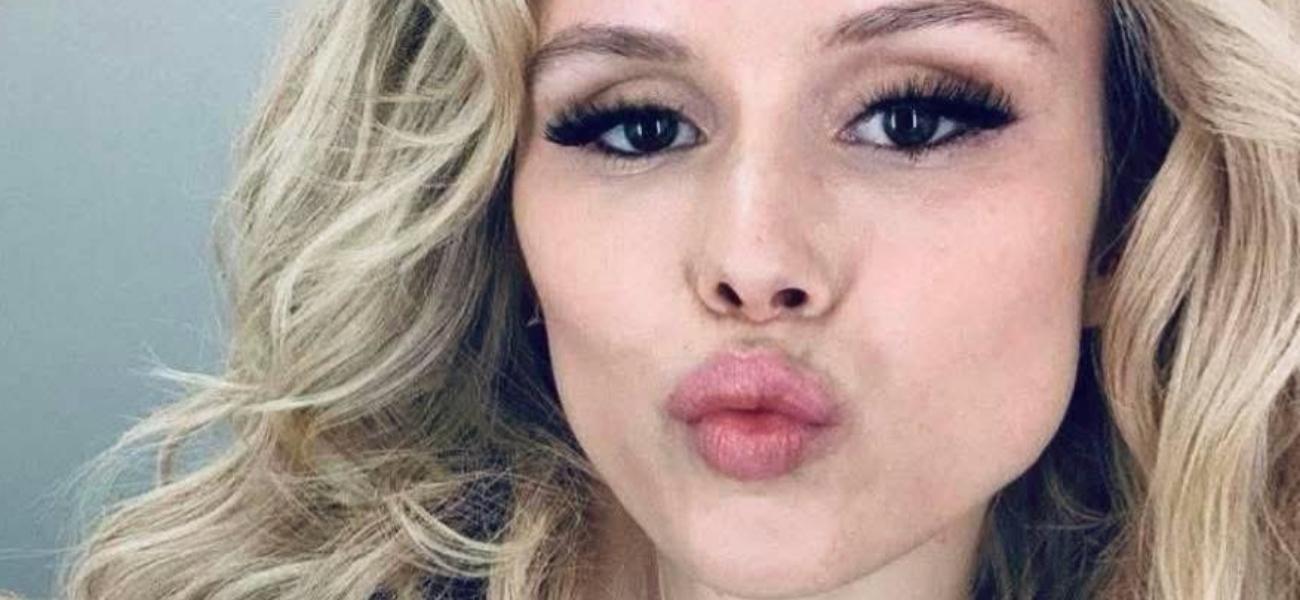 Erin Moriarty In Plunging Braless Dress Asked 'Who The Surgeon Was'