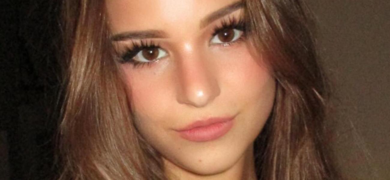 Brooke Monke em biquíni profundo recebe comentários ‘enormes’.