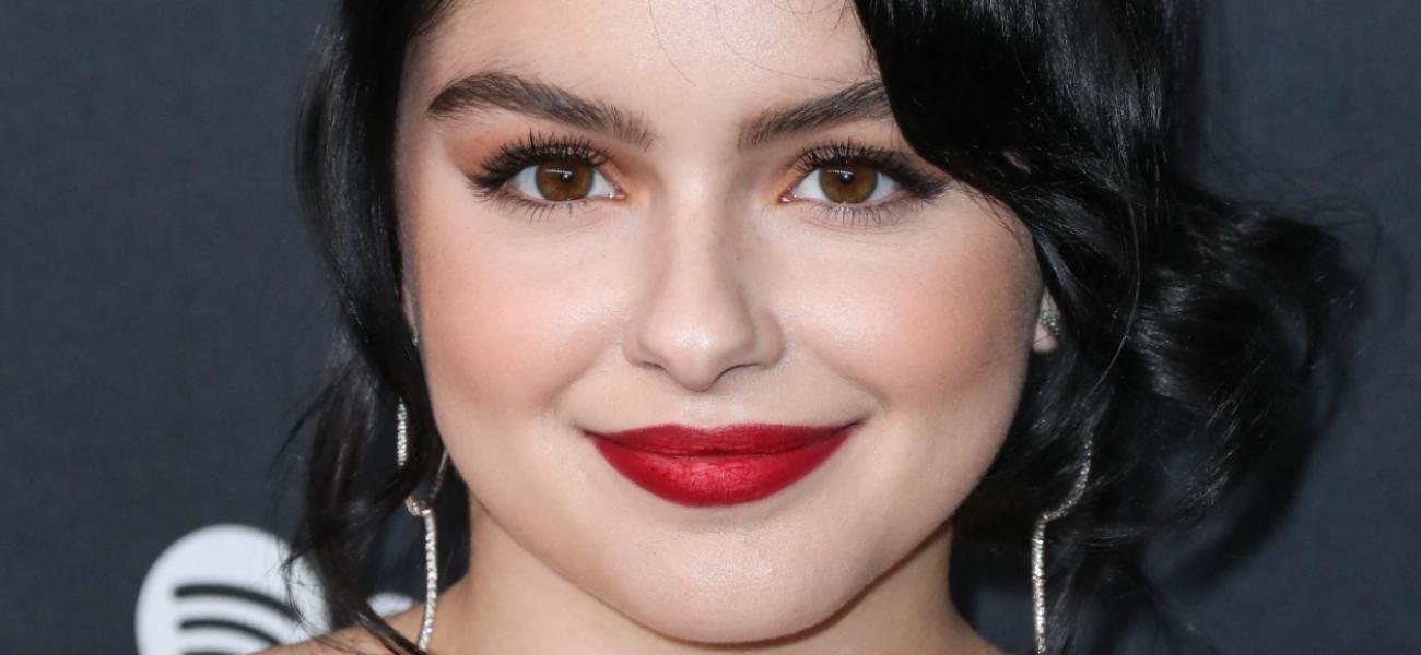 Ariel Winter tira a blusa sem sutiã enquanto faz tarefas